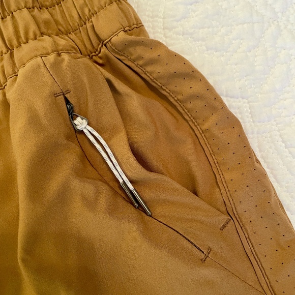 Vuori Dash Shorts Yellow Dark Golden - Picture 4 of 8
